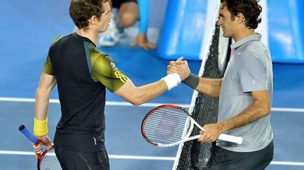 Endlich geschafft: Andy Murray (l.) siegt zum ersten Mal gegen Roger Federer bei einem Grand-Slam-Turnier.