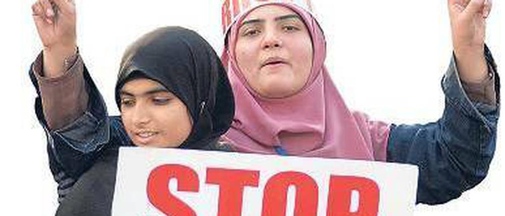 Gegen Korruption und für Reformen demonstrieren auch diese Frauen.Foto: dpa