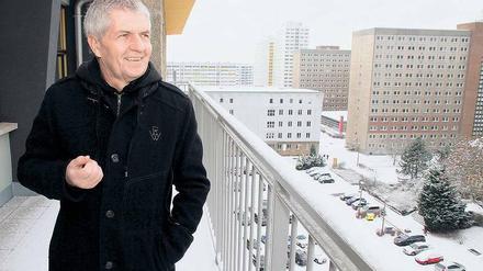 Roland Jahn, 59, leitet seit zwei Jahren die Stasi-Unterlagen-Behörde mit Sitz in Berlin-Mitte. Diese soll nun in die ehemalige Stasi-Zentrale nach Lichtenberg umziehen (unser Foto). Jahn wurde in Jena als Bürgerrechtler und SED-Gegner bekannt und deshalb 1983 zwangsweise aus der DDR ausgebürgert. Er zog nach West-Berlin und unterstützte als Journalist die ostdeutsche Opposition. Nach dem Umbruch war er beim RBB-Fernsehen tätig. Roland Jahn lebt in Prenzlauer Berg. 