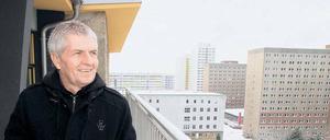 Roland Jahn, 59, leitet seit zwei Jahren die Stasi-Unterlagen-Behörde mit Sitz in Berlin-Mitte. Diese soll nun in die ehemalige Stasi-Zentrale nach Lichtenberg umziehen (unser Foto). Jahn wurde in Jena als Bürgerrechtler und SED-Gegner bekannt und deshalb 1983 zwangsweise aus der DDR ausgebürgert. Er zog nach West-Berlin und unterstützte als Journalist die ostdeutsche Opposition. Nach dem Umbruch war er beim RBB-Fernsehen tätig. Roland Jahn lebt in Prenzlauer Berg. 