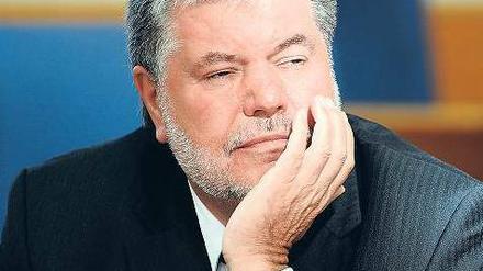 Kurt Beck (63) wird am Mittwoch nach 18 Jahren im Amt des Ministerpräsidenten (MP) von Rheinland-Pfalz zurücktreten, seine Nachfolgerin soll Sozialministerin Malu Dreyer werden. Beck ist seit 1979 Abgeordneter. 1994 beerbte er Rudolf Scharping als MP. Als Bundesvorsitzender der SPD von 2006 bis 2008 gilt er als gescheitert, in Rheinland-Pfalz setzte ihm vor allem die Nürburgring-Pleite zu.