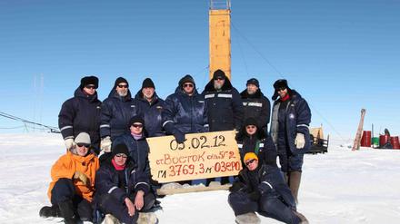 Ziel erreicht. Russische Polarforscher haben am 5. Februar 2012 den Wostoksee in 3769,3 Metern Tiefe erreicht (Im Hintergrund die Bohranlage). Nun ist es ihnen gelungen, von dort unten Proben zu nehmen.