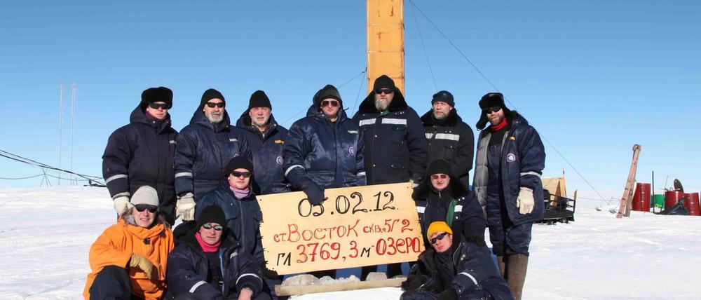 Ziel erreicht. Russische Polarforscher haben am 5. Februar 2012 den Wostoksee in 3769,3 Metern Tiefe erreicht (Im Hintergrund die Bohranlage). Nun ist es ihnen gelungen, von dort unten Proben zu nehmen.