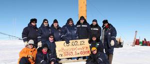 Ziel erreicht. Russische Polarforscher haben am 5. Februar 2012 den Wostoksee in 3769,3 Metern Tiefe erreicht (Im Hintergrund die Bohranlage). Nun ist es ihnen gelungen, von dort unten Proben zu nehmen. 
