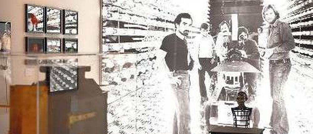Requisiten und Reliquien. Martin Scorsese (links, mit Bart) am Set von "New York, New York".