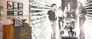 Requisiten und Reliquien. Martin Scorsese (links, mit Bart) am Set von "New York, New York".