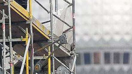 Auf dem Bau bleibt die Beschäftigung mit zuletzt 745 000 voraussichtlich konstant, nachdem es in den Jahren nach der Krise 2009 einen Zuwachs um 40 000 gegeben hatte. Foto: dpa