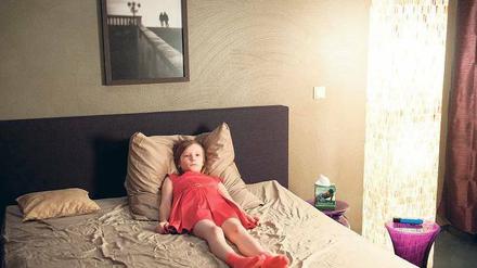 Das Opfer. Fee (Paraschiva Dragus) ist ins Kinderbordell in Berlin verschleppt worden. Was mit ihr geschehen wird, weiß sie nicht. Der Kunde weiß es. Foto: BR