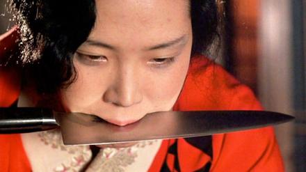 Liebe bis zum Tod. Nagisa Oshimas „Im Reich der Sinne“ entfachte 1976 auf der Berlinale einen Skandal. Die Staatsanwaltschaft beschlagnahmte das „pornografische“ Werk. Der Film erzählt eine amour fou: Eiko Matsuda spielt eine Prostituierte, die ihren Geliebten beim Sex tötet, auf seinen Wunsch. Danach schneidet sie ihm die Genitalien ab.