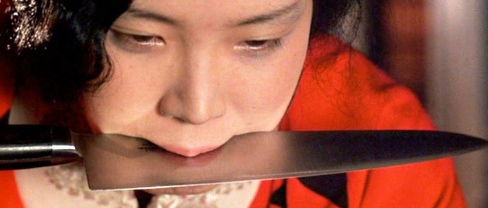 Liebe bis zum Tod. Nagisa Oshimas „Im Reich der Sinne“ entfachte 1976 auf der Berlinale einen Skandal. Die Staatsanwaltschaft beschlagnahmte das „pornografische“ Werk. Der Film erzählt eine amour fou: Eiko Matsuda spielt eine Prostituierte, die ihren Geliebten beim Sex tötet, auf seinen Wunsch. Danach schneidet sie ihm die Genitalien ab.