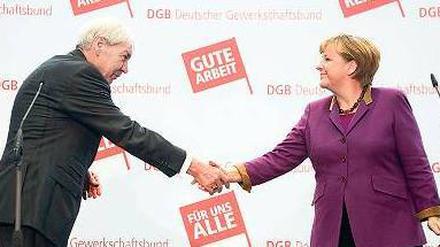 Neue Nähe. Sommer lobt Merkel für das Nichtantasten von Arbeitnehmerrechten. Die Kanzlerin verspricht dem Gewerkschaftsboss Einsatz gegen Altersarmut. Foto: rtr