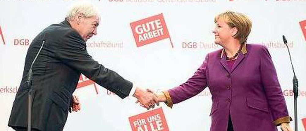 Neue Nähe. Sommer lobt Merkel für das Nichtantasten von Arbeitnehmerrechten. Die Kanzlerin verspricht dem Gewerkschaftsboss Einsatz gegen Altersarmut. Foto: rtr