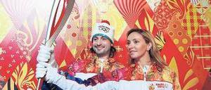 Federleicht. Die russischen Eistänzer Tatjana Nawka und Ilja Awerbuch präsentieren in Moskau die olympische Fackel.