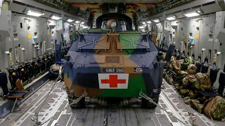 Ein französischer Panzer wird in Nordfrankreich verladen