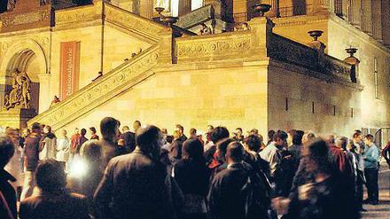 Bitte warten. Nicht nur an der Alten Nationalgalerie bilden sich zur Langen Nacht Schlangen. Foto: dpa