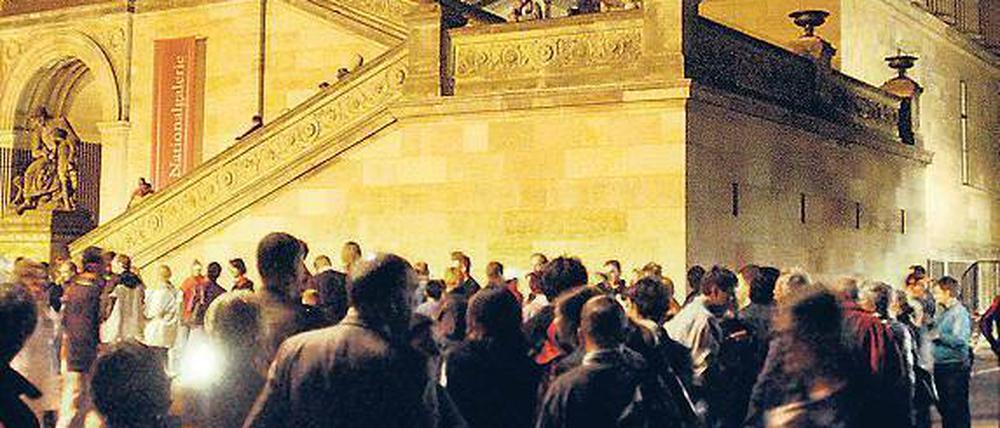 Bitte warten. Nicht nur an der Alten Nationalgalerie bilden sich zur Langen Nacht Schlangen. Foto: dpa