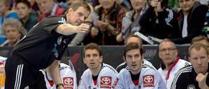 Da geht's lang: Deutschlands Trainer Martin Heuberger gestikuliert an der Bank beim Länderspiel gegen Rumänien.