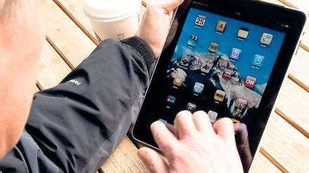 Wilde Mischung. Die Präsentation ist im eigenen Tablet gespeichert, im Handy stehen berufliche und private Kontakte. Ein Vorteil für Arbeitnehmer – und ein Sicherheitsrisiko. Foto: dpa