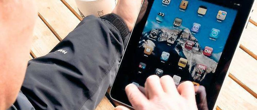 Wilde Mischung. Die Präsentation ist im eigenen Tablet gespeichert, im Handy stehen berufliche und private Kontakte. Ein Vorteil für Arbeitnehmer – und ein Sicherheitsrisiko. Foto: dpa