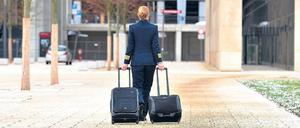 Äh, verlaufen? Eine Co-Pilotin auf dem Weg zum BER-Terminal.
