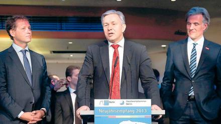 Vor Schadenfreude in der Debatte um den Flughafen BER warnte Klaus Wowereit beim Neujahrsempfang von IHK und Handwerkskammer – hier mit den Gastgebern Eric Schweitzer (links) und Stephan Schwarz. Foto: Davids/Darmer