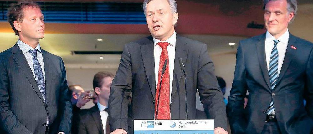 Vor Schadenfreude in der Debatte um den Flughafen BER warnte Klaus Wowereit beim Neujahrsempfang von IHK und Handwerkskammer – hier mit den Gastgebern Eric Schweitzer (links) und Stephan Schwarz. Foto: Davids/Darmer