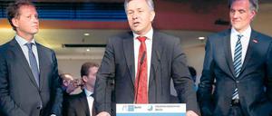 Vor Schadenfreude in der Debatte um den Flughafen BER warnte Klaus Wowereit beim Neujahrsempfang von IHK und Handwerkskammer – hier mit den Gastgebern Eric Schweitzer (links) und Stephan Schwarz. Foto: Davids/Darmer