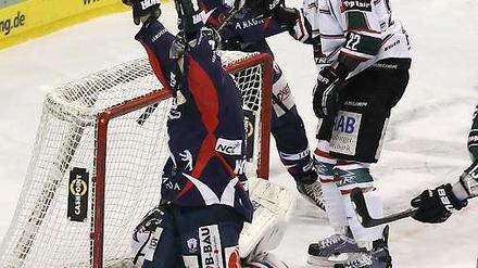 Ausgleich! Florian Busch (hinten) bringt die Eisbären zurück ins Spiel. 