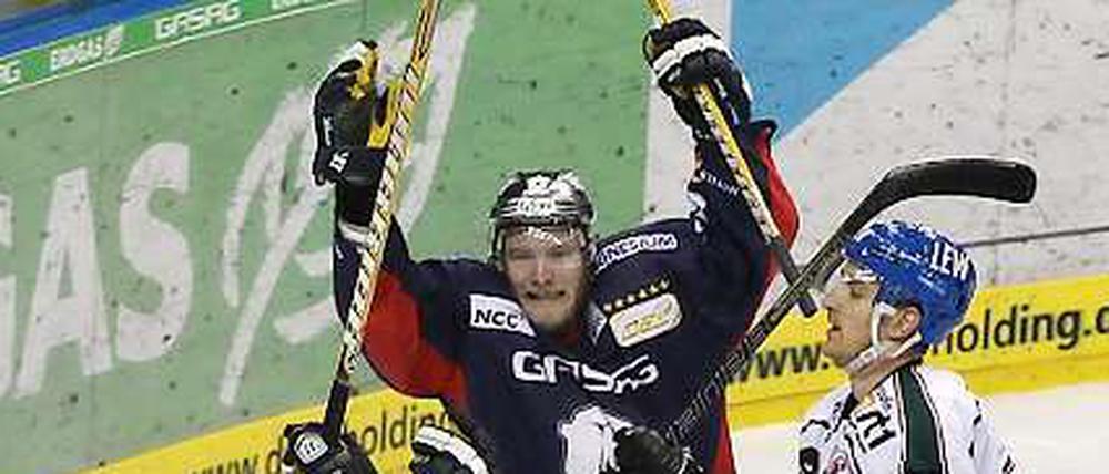Ausgleich! Florian Busch (hinten) bringt die Eisbären zurück ins Spiel.