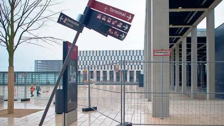 Eingezäunt. Die Infrastruktur hat gelitten – auch ohne Passagiere. Foto: dpa/Pleul