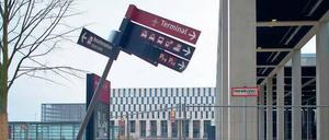 Eingezäunt. Die Infrastruktur hat gelitten – auch ohne Passagiere. Foto: dpa/Pleul