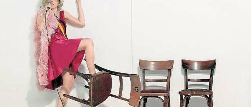 Balanceakt. Jule Böwe ist ein perfektes Hanna-Schygulla-Double. Und singen kann sie auch noch. Foto: Eventpress Hoensch