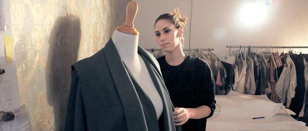 Schnittig. Die Modemacherinnen Isabell de Hillerin arbeitet lieber in Neukölln als im teuren Mitte. 