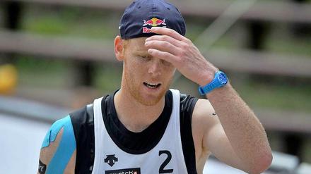 Sand im Getriebe: Beachvolleyballer Jonas Reckermann muss seine Karriere beenden.