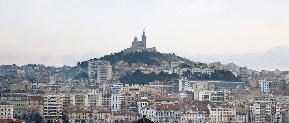 Geliebt, gehasst. Als Stadt ist Marseille ein Moloch, als Europäische Kulturkapitale für viele ein Ärgernis. Blick vom Alten Hafen auf die Basilika Notre-Dame de la Garde.