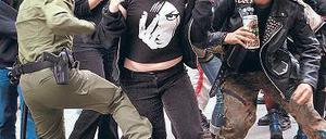 Schubset, frohlocket. Kreuzberger feiern die Geburt des Jesuskinds. Foto: dpa