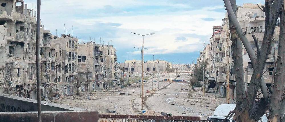 Nichts als Ruinen. Assads Truppen haben die Protesthochburg Homs dem Erdboden gleichgemacht. In den Trümmern leben immer noch Menschen. Foto: Thair Al-Khalidieh/Reuters