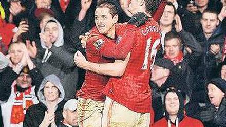 Fast geschenkt. Javier Hernandez (l.) und Martin Carrick sind mit Manchester United auf einem guten Weg, den Titel in England zurückzuholen. Foto: dpa