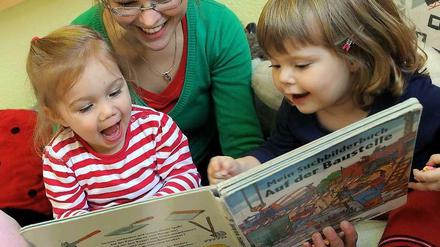 Gemeinsames Lesen in der Kita.