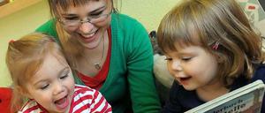 Gemeinsames Lesen in der Kita.