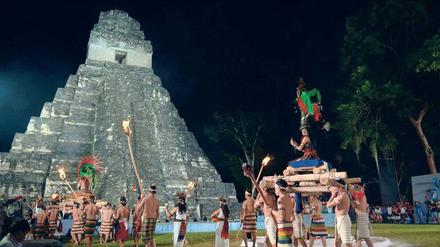 An vielen Stätten ihrer versunkenen Kultur, wie hier nördlich von Guatemala-City gedachten die Angehörigen der Maya-Völker der historischen Zeitenwende. 