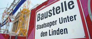 Aufgeschüttet. Die Risiken im Baugrund der Staatsoper sind selbst für Berliner Verhältnisse besonders hoch. Arbeiter fanden unerwartet Holzpfähle in 17 Meter Tiefe, einen Stahlträger und einen Tresor.
