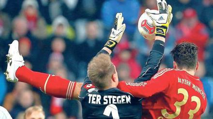 Fast alles festgehalten. Mit Mönchengladbachs Torwart Marc-Andre ter Stegen hatte Bayern Münchens Mario Gomez (rechts) wenig Spaß. Foto: Reuters
