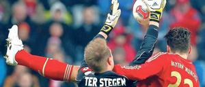 Fast alles festgehalten. Mit Mönchengladbachs Torwart Marc-Andre ter Stegen hatte Bayern Münchens Mario Gomez (rechts) wenig Spaß. Foto: Reuters