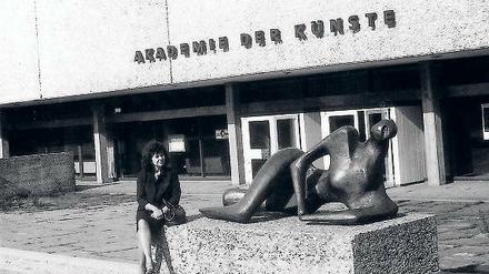 Eine Galizierin in Berlin. Die Lyrikerin Mascha Kaléko vor der Akademie der Künste am Hanseatenweg, 1964. 