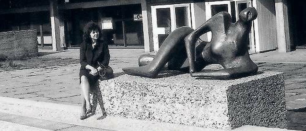 Eine Galizierin in Berlin. Die Lyrikerin Mascha Kaléko vor der Akademie der Künste am Hanseatenweg, 1964. 