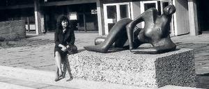 Eine Galizierin in Berlin. Die Lyrikerin Mascha Kaléko vor der Akademie der Künste am Hanseatenweg, 1964. 