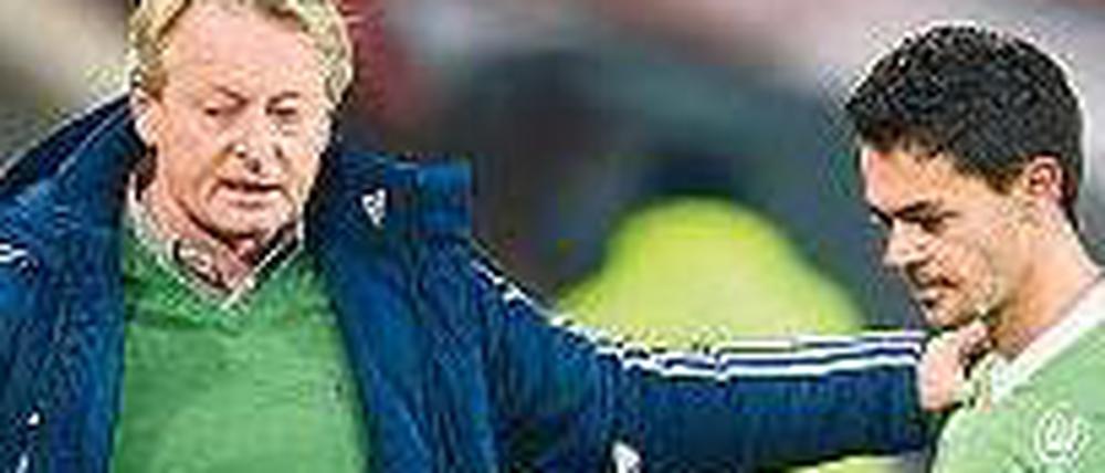 Feierabend. Wolfsburgs Trainer Köstner verabschiedet den vom Platz gestellten Brasilianer Josué.