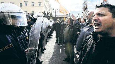 Dagegen. Immer wieder gibt es Streiks und Proteste – womöglich wieder im Januar, wenn die Renten sinken und die Steuern steigen. 