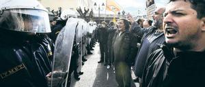 Dagegen. Immer wieder gibt es Streiks und Proteste – womöglich wieder im Januar, wenn die Renten sinken und die Steuern steigen. 